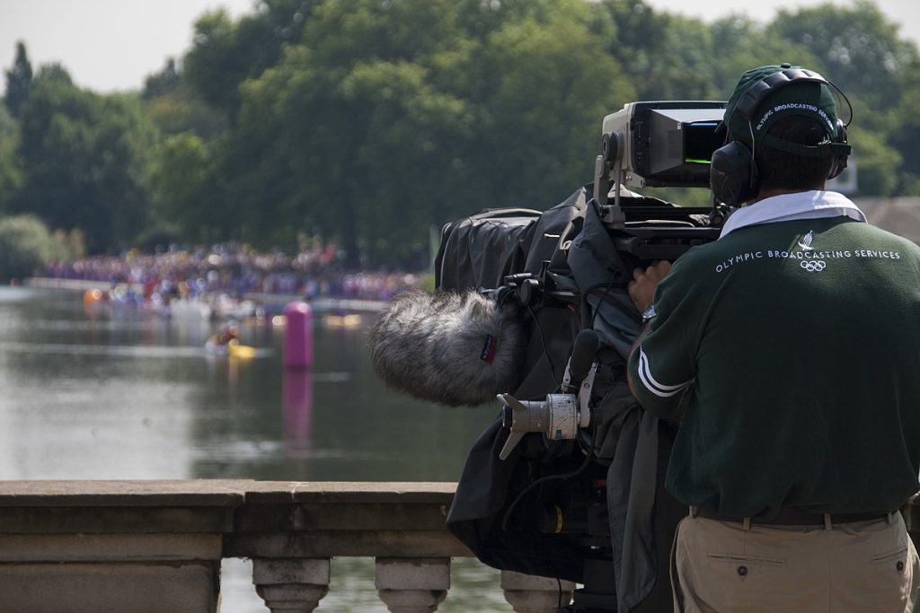 The Evolution of 스포츠 중계: How Sports Broadcasting Changed the Game