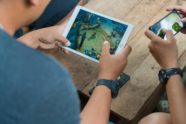 The Art of Choosing Mobile Games in a Crowded Digital Market